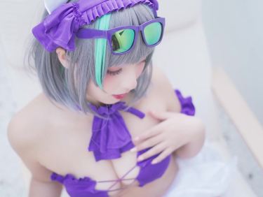 神楽坂真冬 碧蓝航线：柴郡 纯色庭院 紫色制服加丝袜美腿性感私房写真