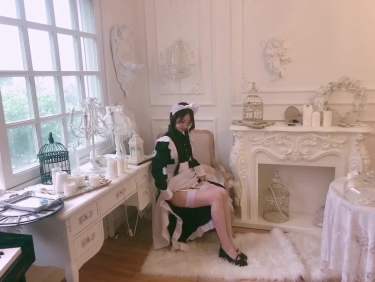 黑色女仆制服裙加丝袜美腿私房写真